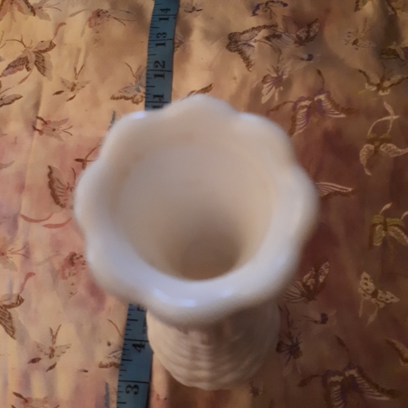 Vintage milk glass pineapple bud vase - Picture 4 of 4